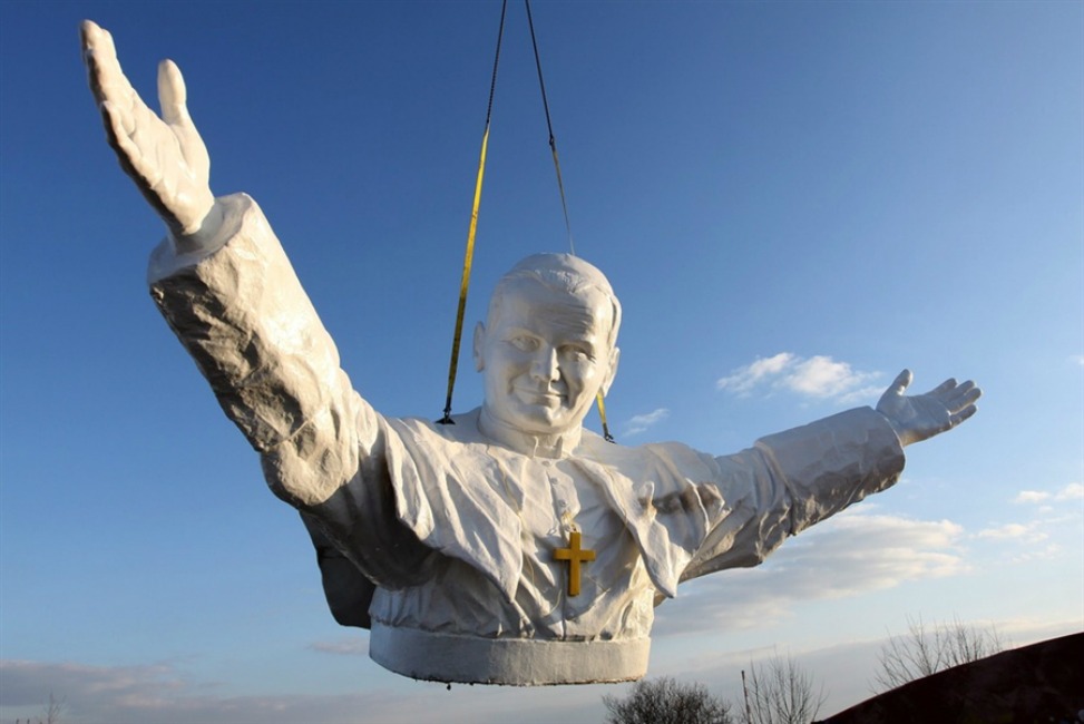 The controversial statue of the former pope | Unconfirmed Breaking News